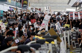 Bentrokan di Bandara Hong Kong Pecah Usai Penghentikan Penerbangan