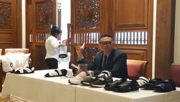 Inovasi Sepatu Umrah & Haji Ini Dikembangkan Dokter Dalam Negeri