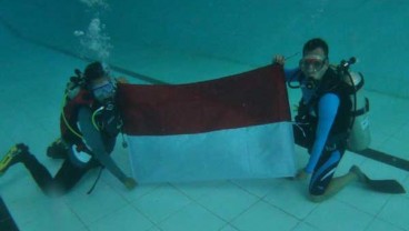 Bupati Batang Kibarkan Bendera Merah Putih di Bawah Air
