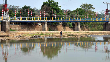 Debit Air Sungai Ciliwung Menyusut