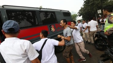 Foto-foto Polisi Tangkap Massa Unjuk Rasa di Senayan