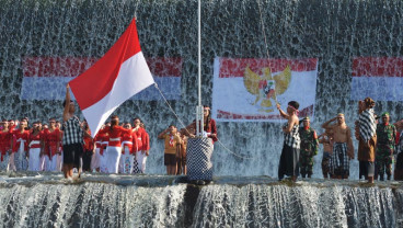 PENGIBARAN BENDERA DI SUNGAI