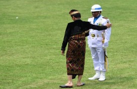 Detail Emas di Busana Adat yang Dikenakan Jokowi