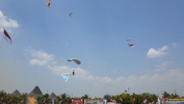 Pasukan Paskhas Kibarkan Bendera di Langit Madiun