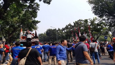 Tolak Ganjil-Genap, Ratusan Pengemudi Taksi Online Demo di Depan Balai Kota DKI