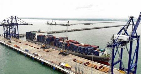 Suasana bongkar muat kapal kontainer di Terminal Multiguna Pelabuhan Kuala Tanjung, Kabupaten Batu Bara, Sumatra Utara, Kamis (27/12). PT Pelabuhan Indonesia I melepas kargo ekspor  perdana di terminal tersebut dengan kapal Wan Hai 505, membawa 180 TEUs kargo ekspor tujuan China./Bisnis-Abdullah Azzam