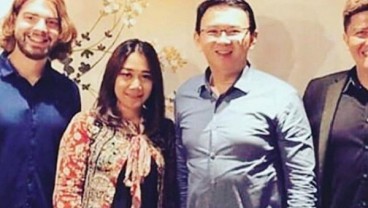 Istri Ahok Hamil, Begini Gaya Puput Bergaun Gelap ke Kondangan