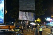 Sampah Visual di Rambu Lalu Lintas Ganggu Pengemudi Kendaraan