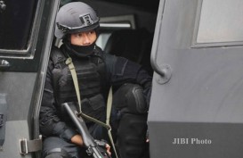Aparat dan Kelompok Bersenjata Baku Tembak di Pusat Keramaian