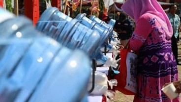 Pesta Rakyat, Puluhan Galon Isi Ulang Berbaris di Alun-Alun Wonogiri