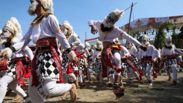 Tari Kethek Ogleng Pukau Turis Asing