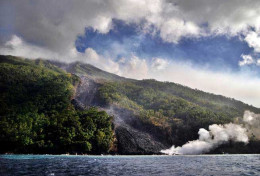 Gunung Karangetang Semburkan Lava Panas, 17 Keluarga Dievakuasi