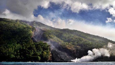 Gunung Karangetang Semburkan Lava Panas, 17 Keluarga Dievakuasi