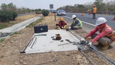 Pemasangan Tali Baja di Median Jalan Tol Cikopo Selesai Oktober