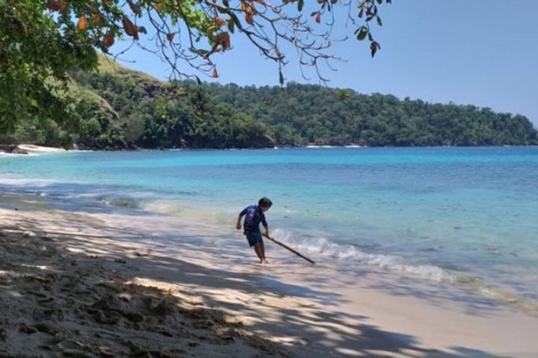 Pantai Pulisan di Kecamatan Likupang Timur, Kabupaten Minahasa Utara, Sulawesi Utara. Lokasi ini ditetapkan menjadi KEK Pariwisata dan akan mengundang investor termasuk dari luar negeri./Antara