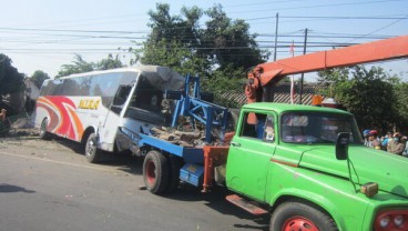 Foto-Foto Bus Mira Gasak Tiga Rumah di Pinggir Jl. Solo-Jogja