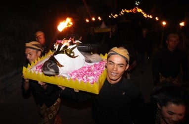 Kirab Tahun Baru dan Potong Kerbau di Gunung Merapi