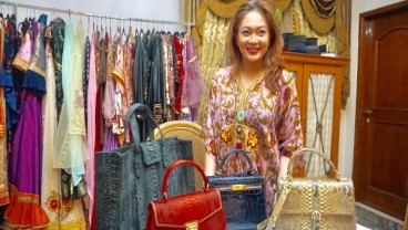 Perancang Elga Naldy Bawa Kain Songket ke Ajang Mode Internasional di Rusia