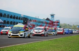 Alvin Bahar Raih Podium Juara Pertama Indonesia Touring Car Race 1600 Max