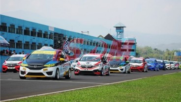 Alvin Bahar Raih Podium Juara Pertama Indonesia Touring Car Race 1600 Max