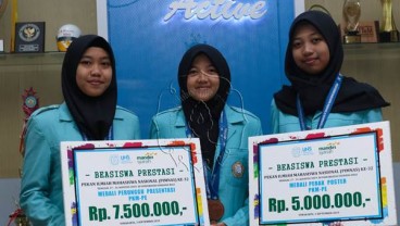 Raih Medali di Pimnas Ke-32, Mahasiswa UNS Dihadiahi Beasiswa BSM