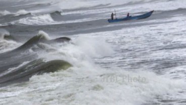 Gelombang di Pantai Selatan Capai 5 Meter, Nelayan dan Usaha Wisata Diminta Waspada