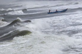 Gelombang di Pantai Selatan Capai 5 Meter, Nelayan…