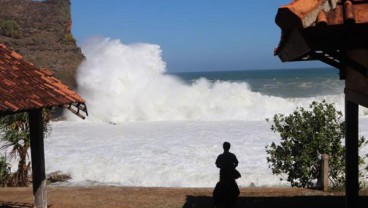 Gelombang Pantai Selatan Jateng-DIY 6 meter, Nelayan dan Feri Diminta Waspada