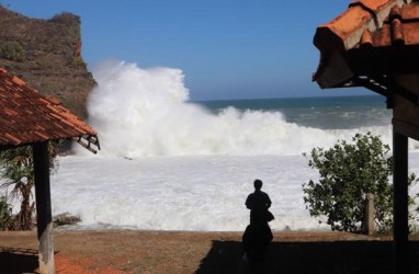 Gelombang Pantai Selatan Jateng-DIY 6 meter, Nelayan dan Feri Diminta Waspada