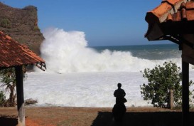 Gelombang Pantai Selatan Jateng-DIY 6 meter, Nelayan dan Feri Diminta Waspada