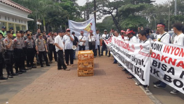 Harga Ayam Anjlok, Peternak Mandiri Lakukan Aksi Unjuk Rasa
