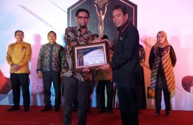 Dirut Pelindo IV Farid Padang Terima Penghargaan 7Sky Media Award 2019