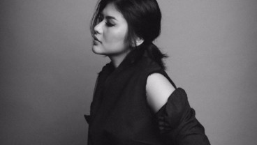Dari Model, Rambah dunia Tarik Suara