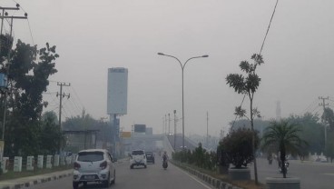 Stadion dan Flyover di Pekanbaru Ditelan Kabut Asap