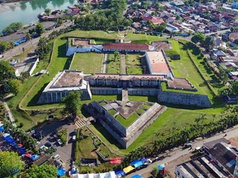 Foto Aerial bangunan Fort Marlborough peninggalan penjajahan Inggris di Bengkulu, Minggu (1/10). Fort Marlborough dibangun oleh East India Company (EIC) tahun 1713-1719 dengan arsitektur menyerupai kura-kura raksasa tersebut adalah peninggalan sejarah penjajahan kolonial Inggris di Bengkulu yang merupakan benteng terbesar di AsiaTenggara./Antara-David Muharmansyah