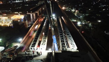 Pengangkatan Gelagar Kotak Baja Proyek Tol Layang Jakarta—Cikampek Selesai