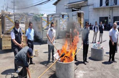  9 Kontainer Barang Tidak Sesuai Izin Impor Dimusnahkan di Surabaya