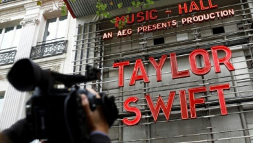 Taylor Swift Menebar Cinta di Kota Paris