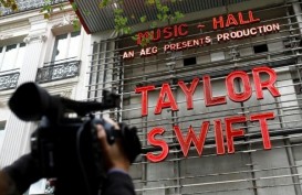 Taylor Swift Menebar Cinta di Kota Paris