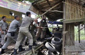 Satpol PP Bongkar Ratusan Kios di Bantaran Sungai Cimanuk