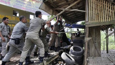 Satpol PP Bongkar Ratusan Kios di Bantaran Sungai Cimanuk