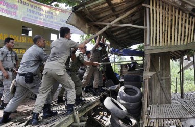 Satpol PP Bongkar Ratusan Kios di Bantaran Sungai Cimanuk