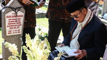 B.J. Habibie Pernah “Dijual” Gara-gara Wajahnya Mirip dengan Sang Ayah