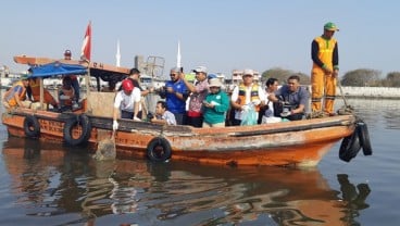 100.000 Orang Serentak Bersihkan Laut dan Pantai Catat Rekor MURI