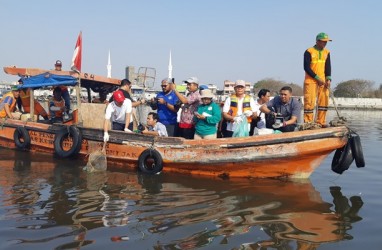 100.000 Orang Serentak Bersihkan Laut dan Pantai Catat Rekor MURI