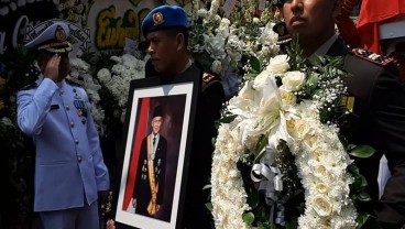 Keranda Jenazah B.J. Habibie Dibawa Menuju TMP Kalibata