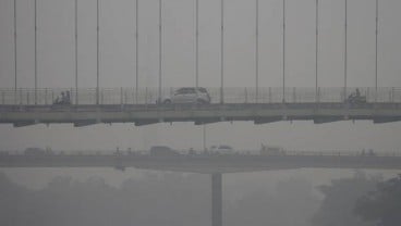 Jembatan Siak IV Pekanbaru Seakan Hilang Ditelan Asap