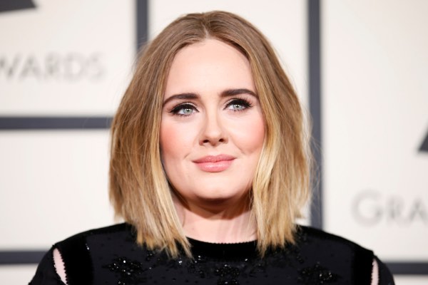 Penyanyi Adele dalam Grammy Awards 2016 di Los Angeles, California, Senin (15/2/2016)./Reuters-Danny Moloshoka