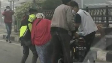 Diduga Terpapar Kabut Asap, Seorang Perempuan Mendadak Lemas di Perempatan Tugu PON Kota Dumai