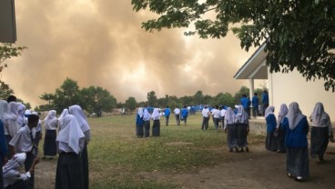 Kualitas Udara Memburuk, Pemkab Tanah Datar Bagikan Masker ke Warga